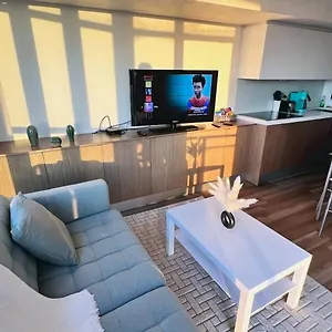 Cozy In Downtown + Free Parking Toronto